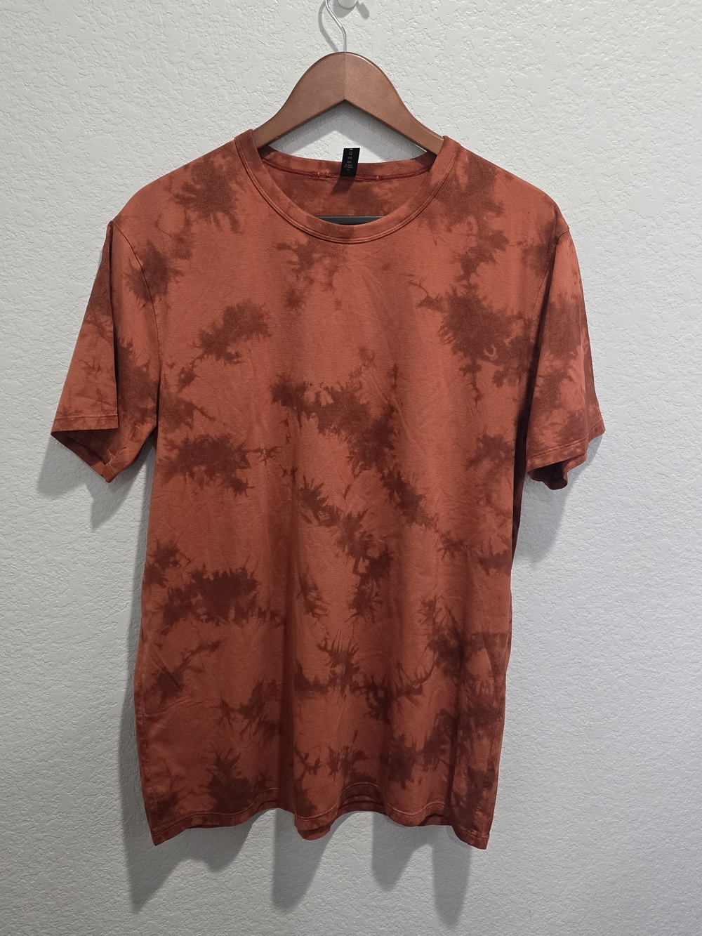 Lululemon Men’s Size L Tie Dye T-Shirt Rust Red Short Sleeve Crew Neck